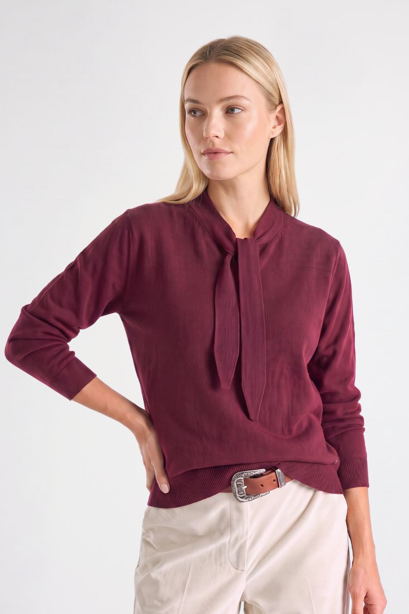 Fine red cashmere-wool sweater with bow collar