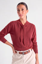 Pull framboise fin en cachemire-laine avec col cravate