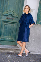 Robe bleu marine longueur genou avec col lavallière et manches courtes