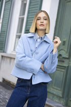 Veste courte bleu clair en mélange de laine avec boutons