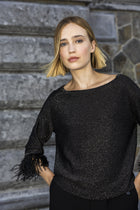 Pull noir scintillant à manches ornées de plumes