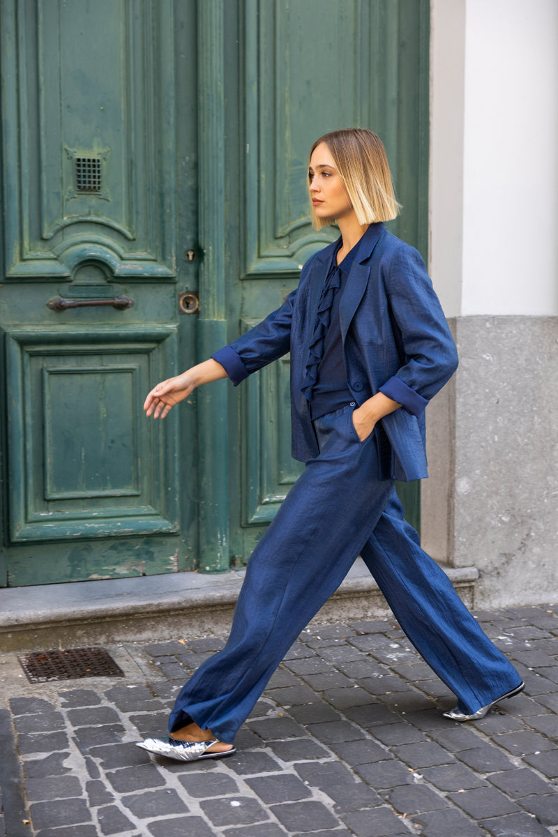 Fine navy sweater with ruffles and shimmer