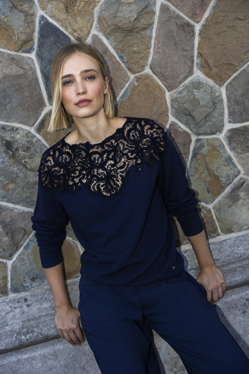 Zachte nachtblauwe pull met kanten afwerking