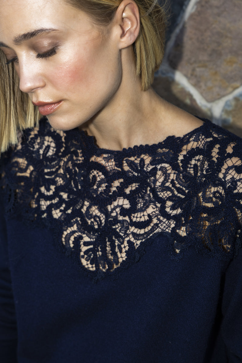 Zachte nachtblauwe pull met kanten afwerking