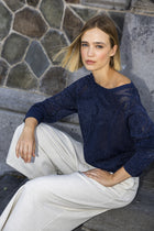 Joli pull bleu marine au motif jacquard avec un effet chatoyant