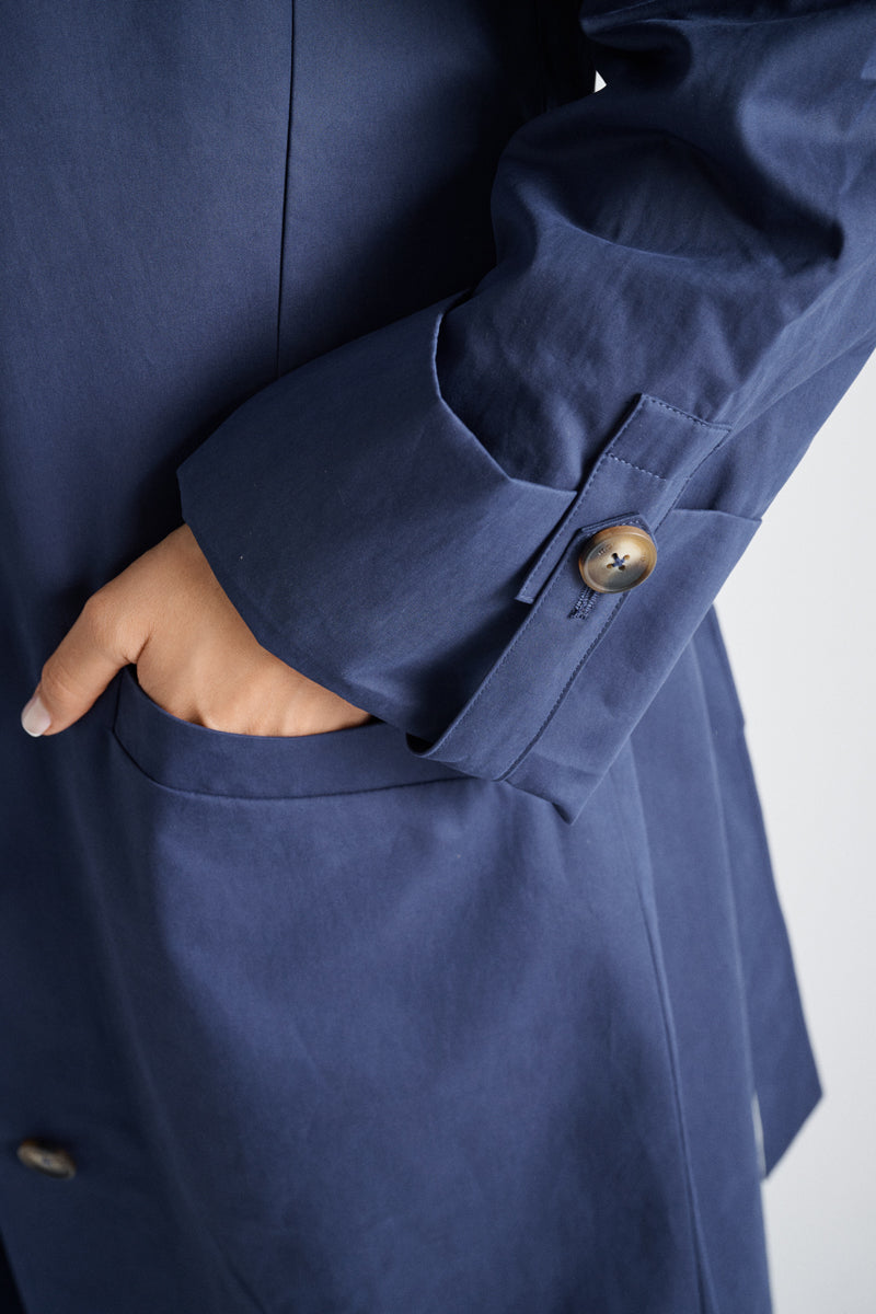 Lange gevoerde navy trenchcoat met kap en riem