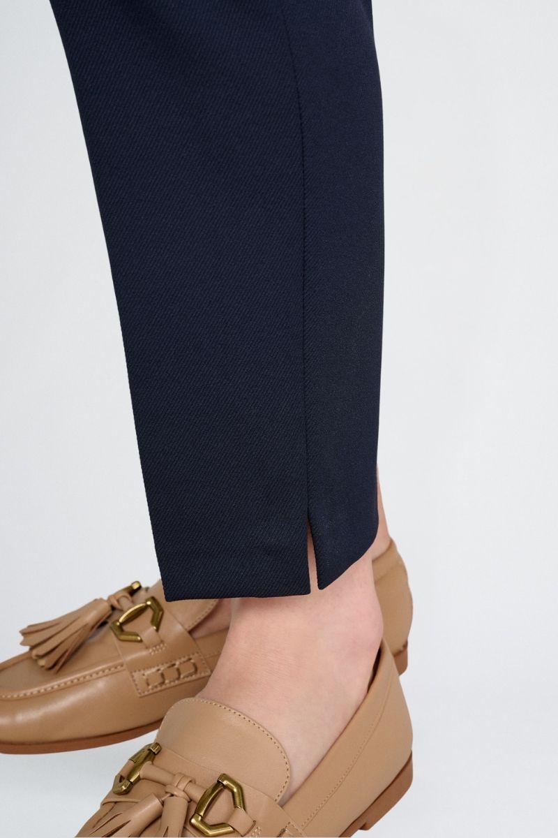 Pantalon 7/8 bleu foncé et élastique à l’arrière de la taille