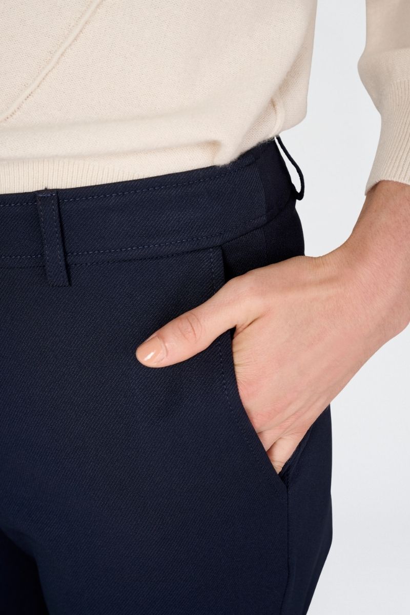 Pantalon 7/8 bleu foncé et élastique à l’arrière de la taille