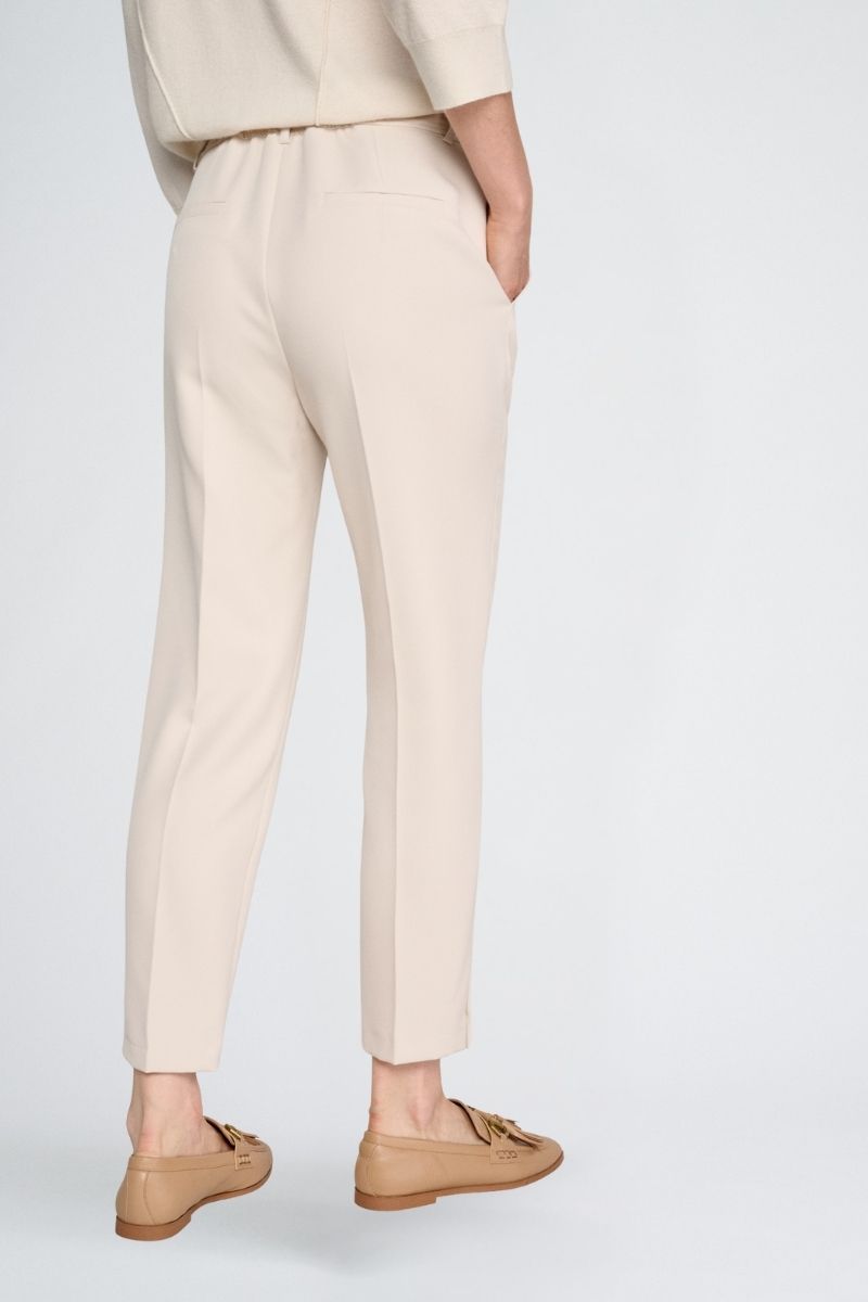 7/8 trousers in cream colour and elastic at the back of the waist