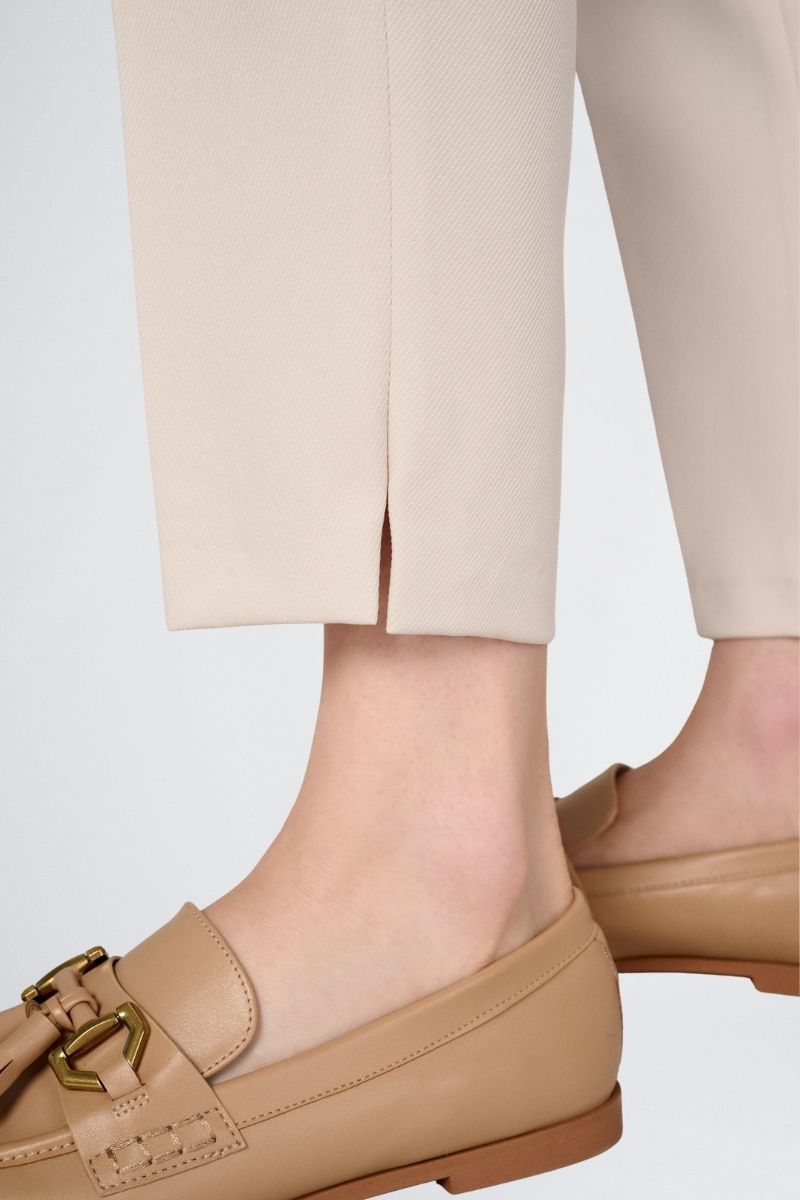 Pantalon 7/8 de couleur crème et élastique à l’arrière de la taille