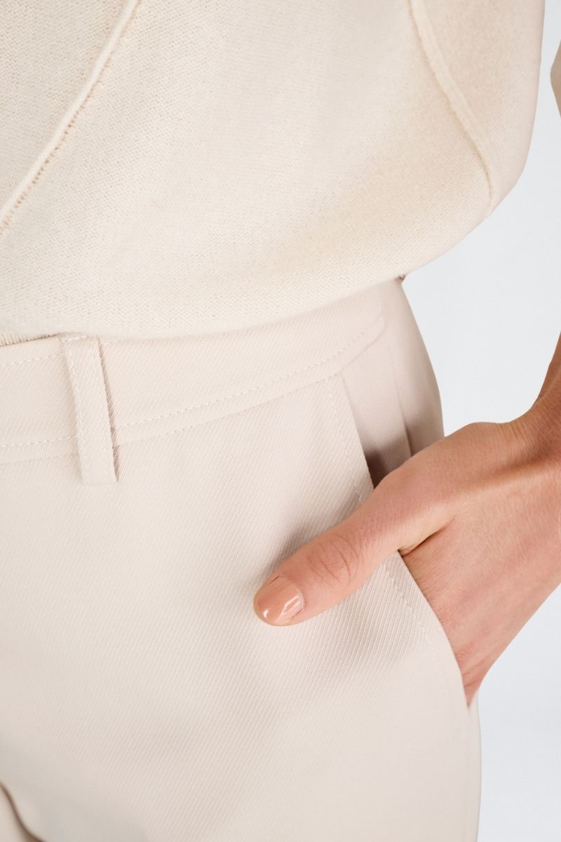 Pantalon 7/8 de couleur crème et élastique à l’arrière de la taille