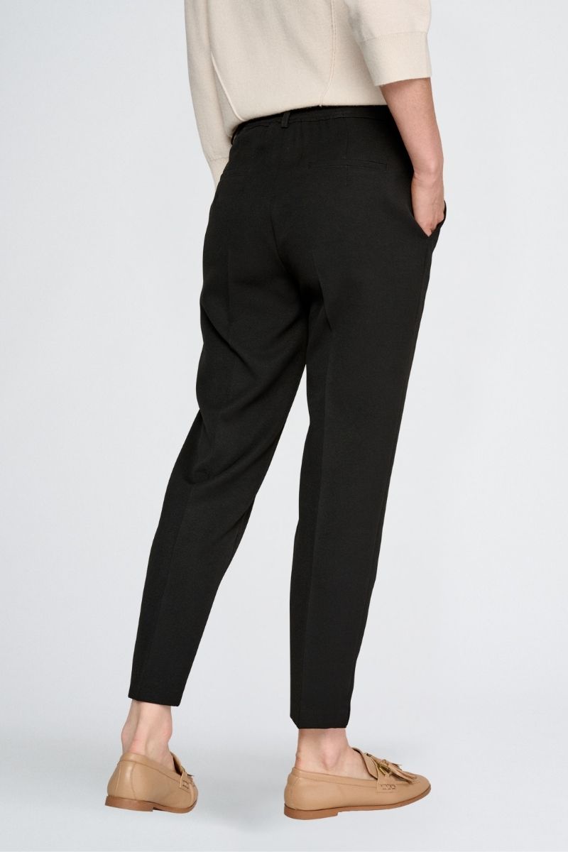 7/8 trousers in black and elastic at the back of the waist