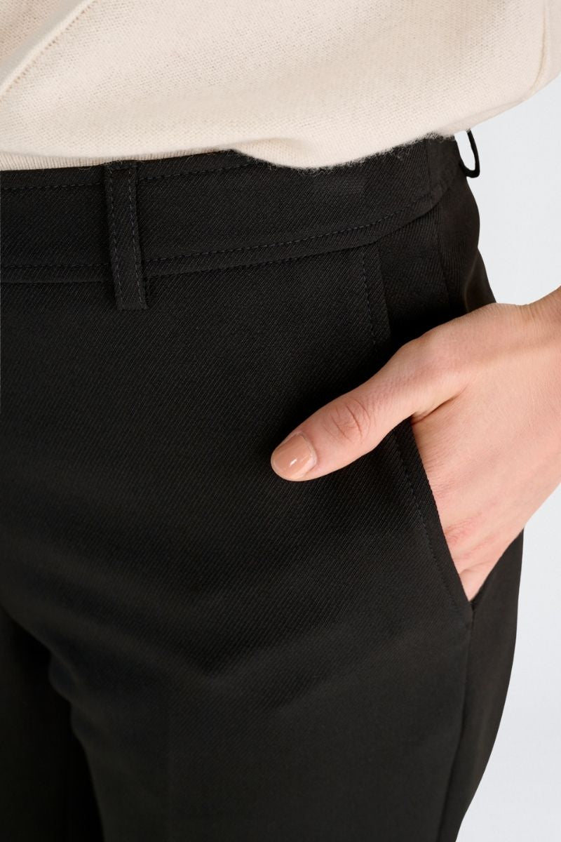 Pantalon 7/8 noir et élastique à l’arrière de la taille