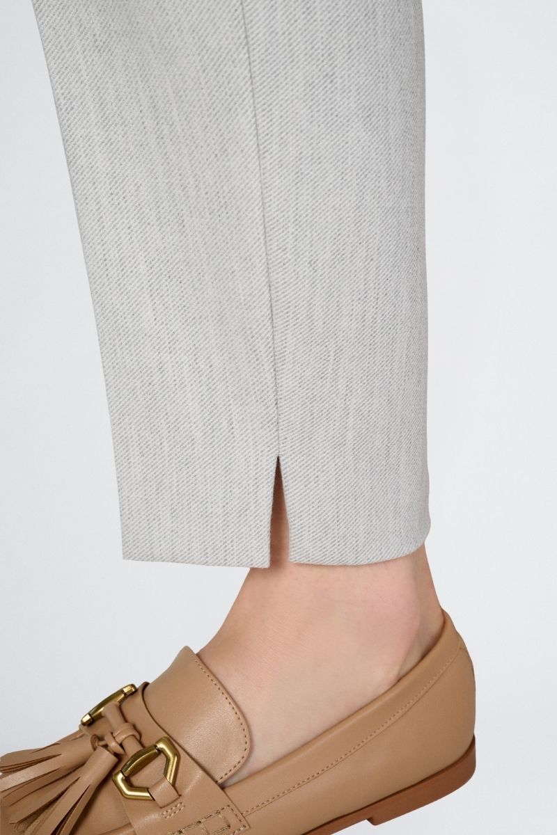 Pantalon 7/8 gris et élastique à l’arrière de la taille