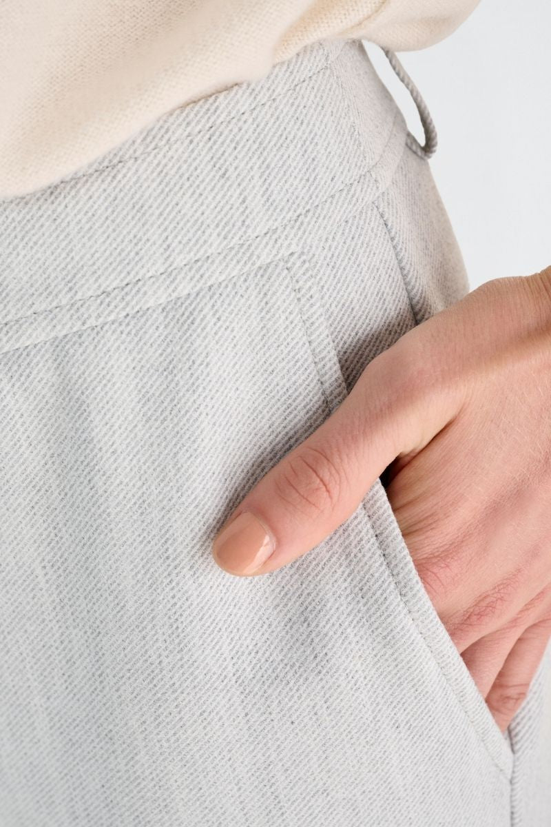 Pantalon 7/8 gris et élastique à l’arrière de la taille