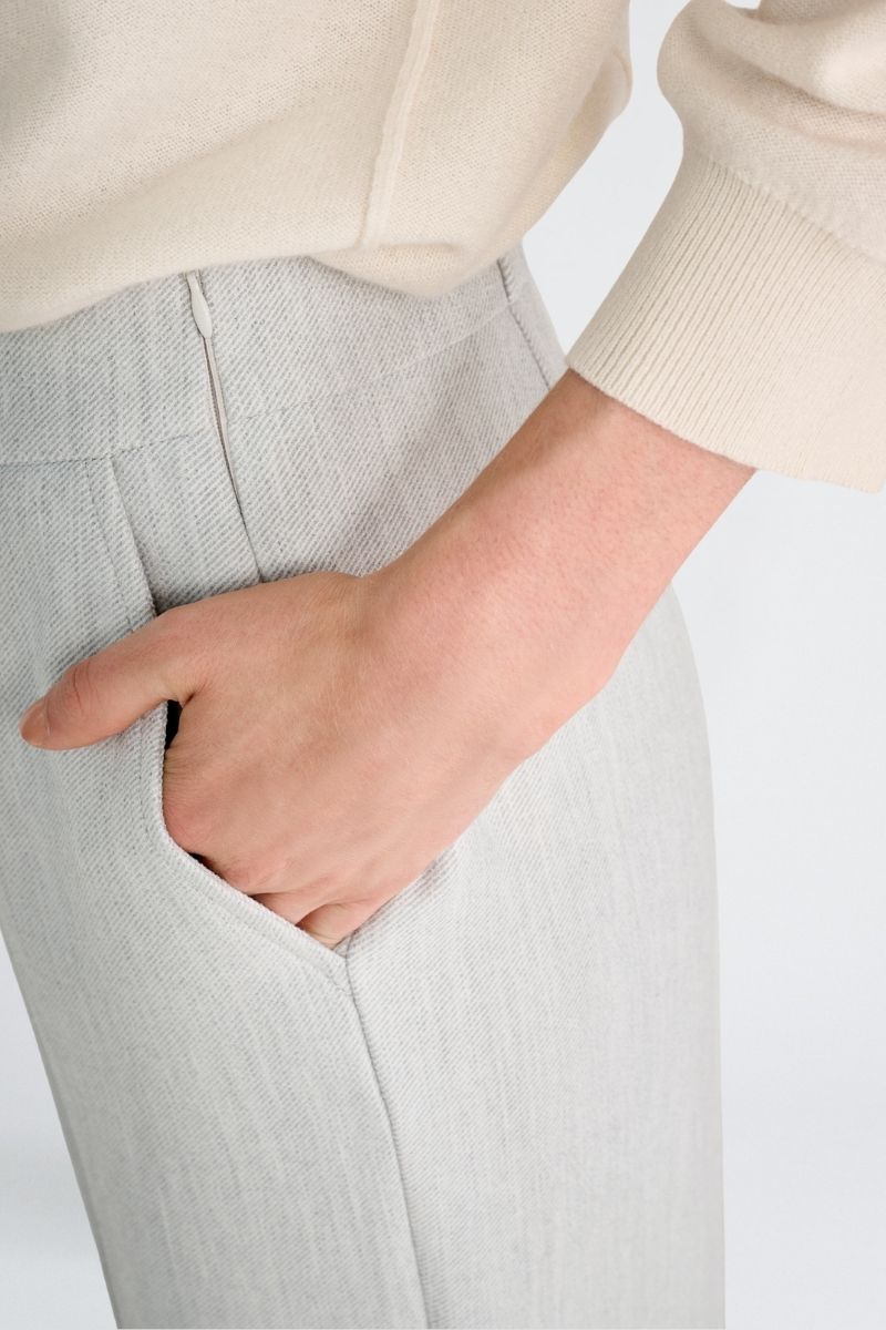 Pantalon large gris et élastique à l’arrière de la taille