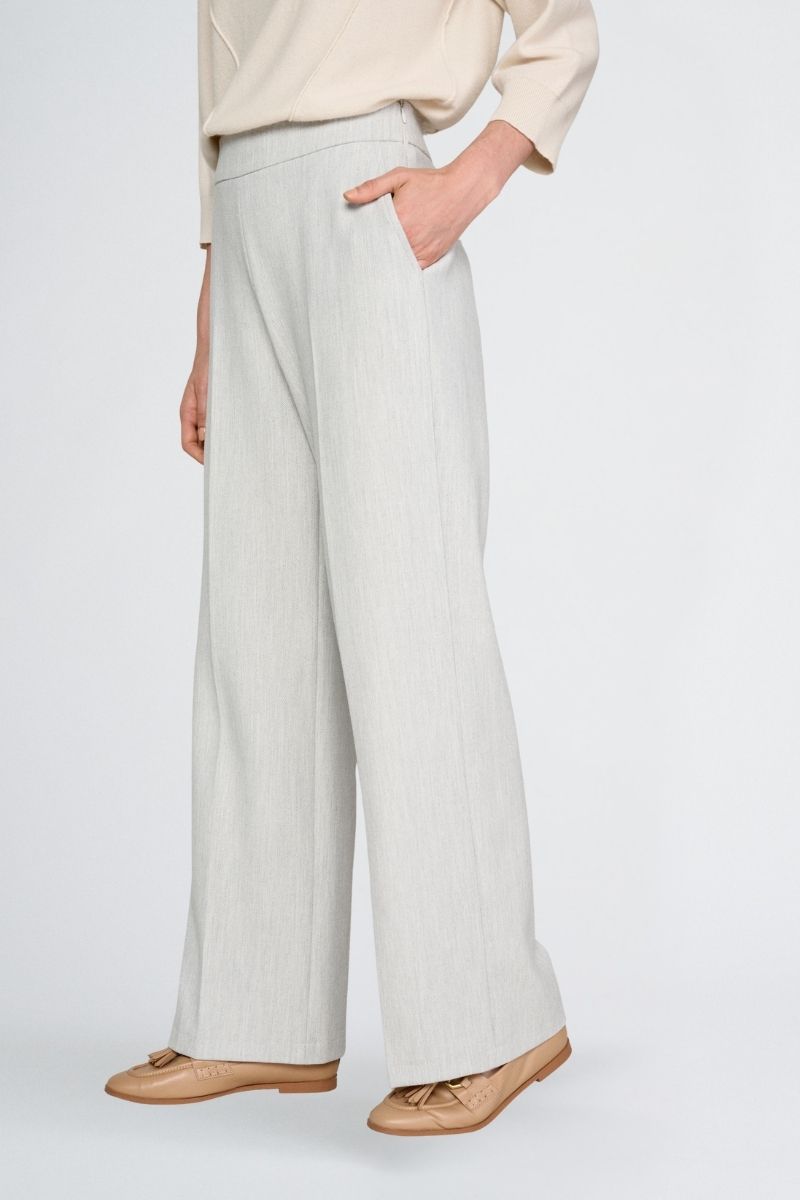 Pantalon large gris et élastique à l’arrière de la taille