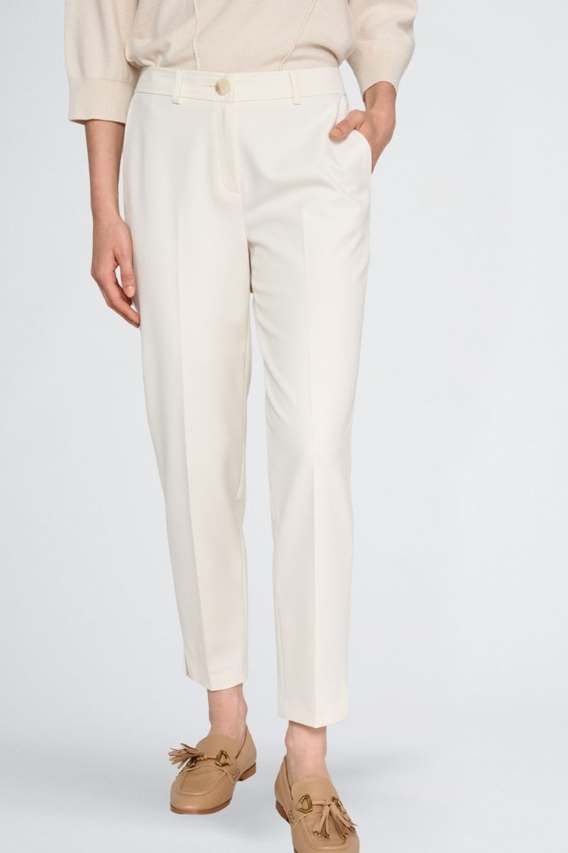 7/8 trousers in off-white with elastic at the back of the waist