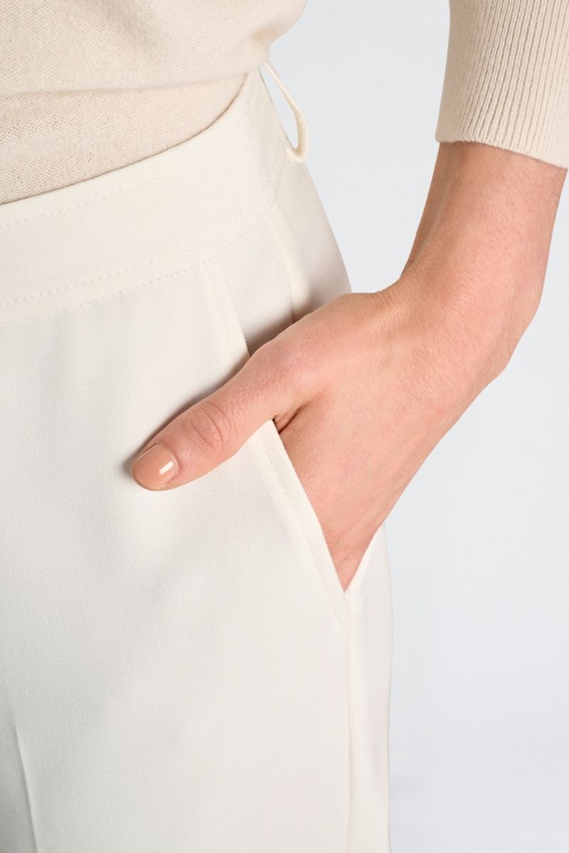Pantalon 7/8 en blanc cassé avec élastique à l’arrière de la taille