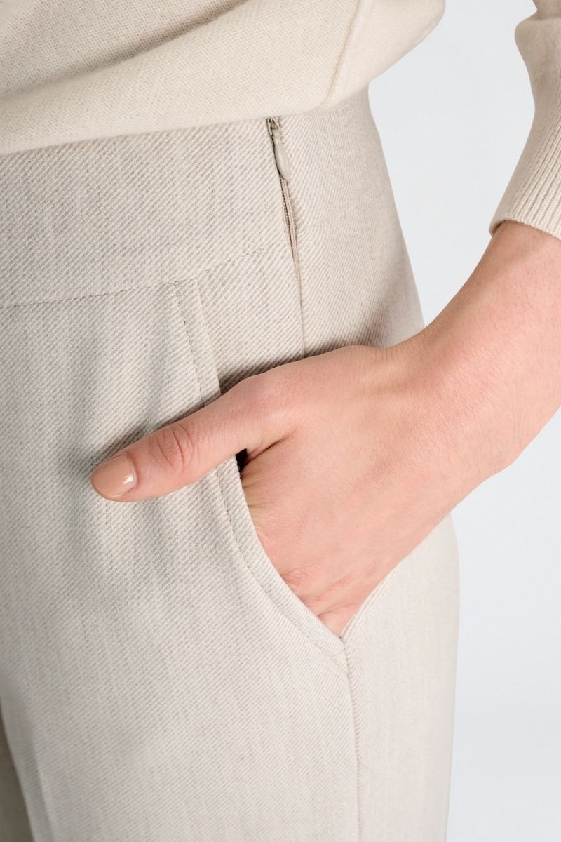 Pantalon large beige et élastique à l’arrière de la taille