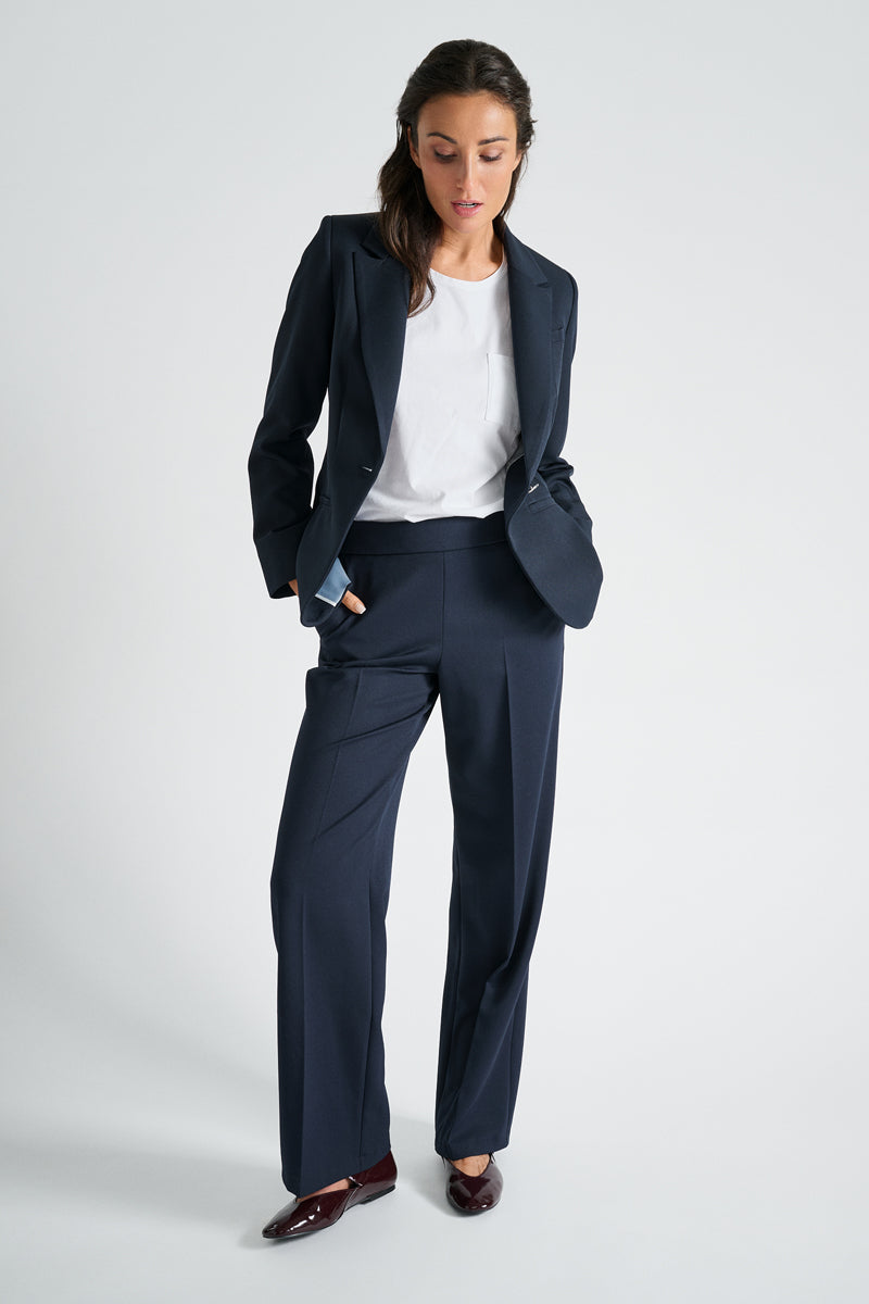Fitted dark blue blazer for any occasion
