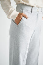 Pantalon large en gris en jersey doux avec fermeture à boutons